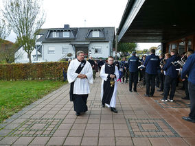 Segnung der Gräber auf dem Friedhof in Naumburg (Foto: Karl-Franz Thiede)